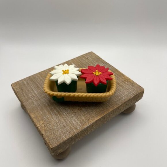 Vintage Avon Christmas Poinsettia Salt and‎ Pepper Shakers in a Basket - Picture 6 of 7